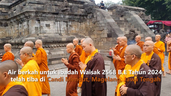 Air Berkah Disemayamkan di Candi Mendut