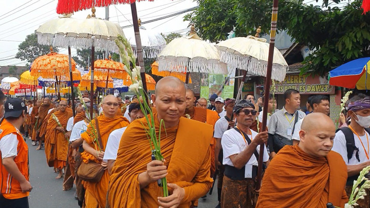 Prosesi Kirab Waisak Candi Mendut Menuju Candi Borobudur