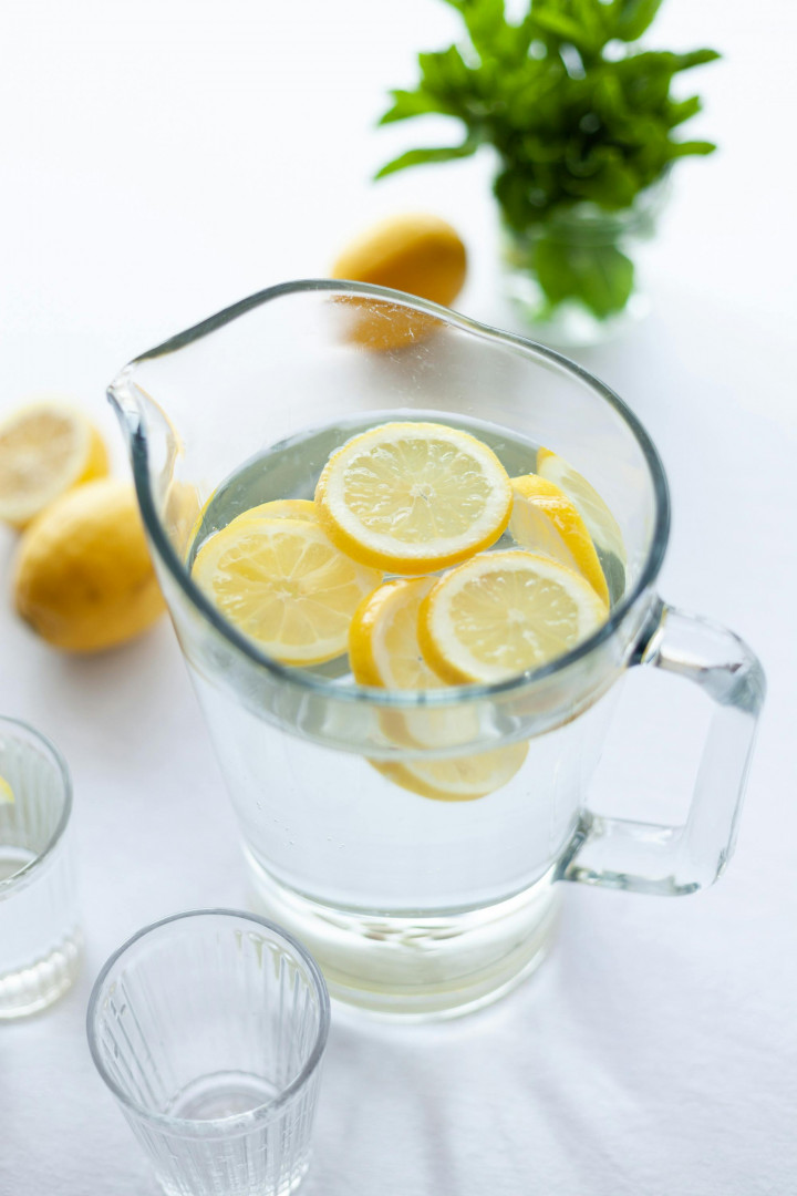 5 Alasan Kamu Perlu Minum Air Lemon, Banyak Khasiat Lho!