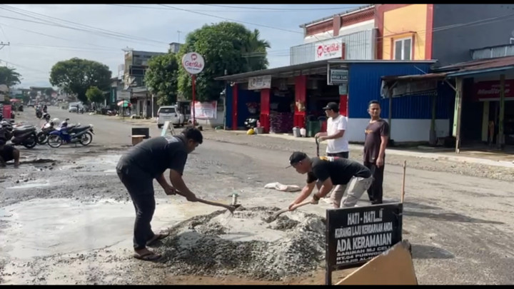 Kesal Diabaikan Pemerintah, Warga Bengkulu Utara Tambal Sendiri Jalan yang Rusak