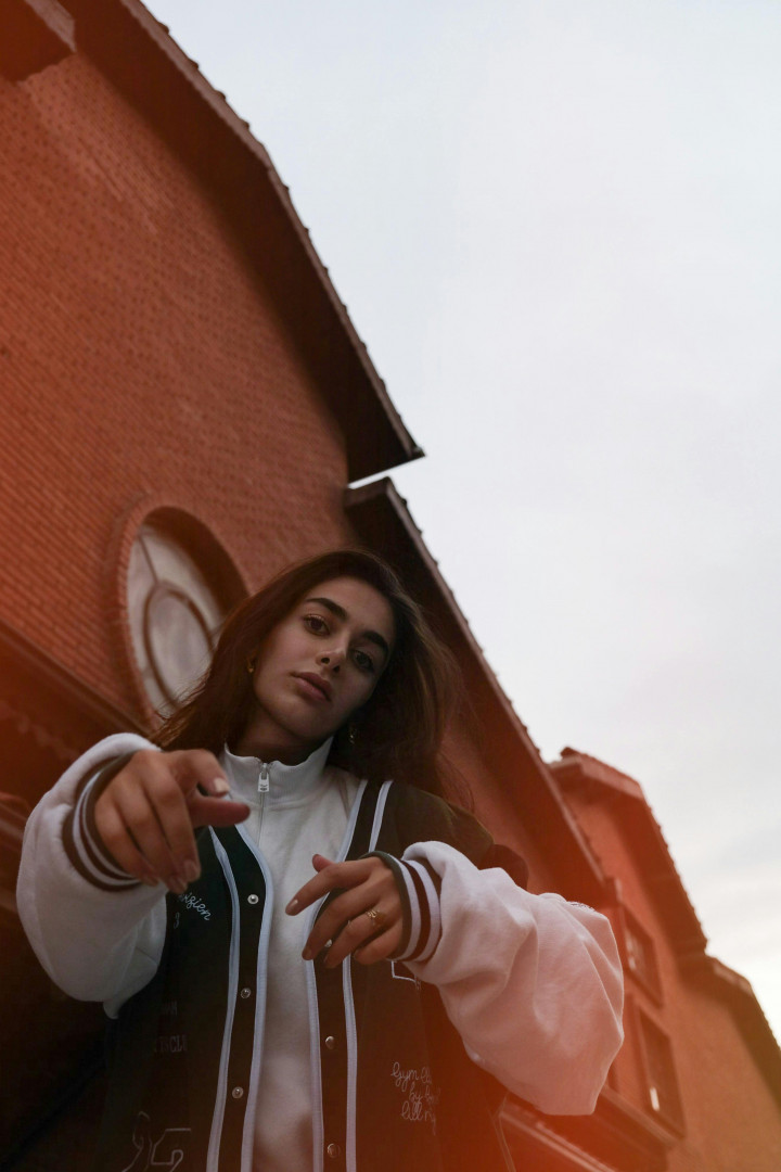 5 Ide Mix and Match Jaket Varsity, Bikin Kamu Tampil Chic dan Stylish Pastinya!