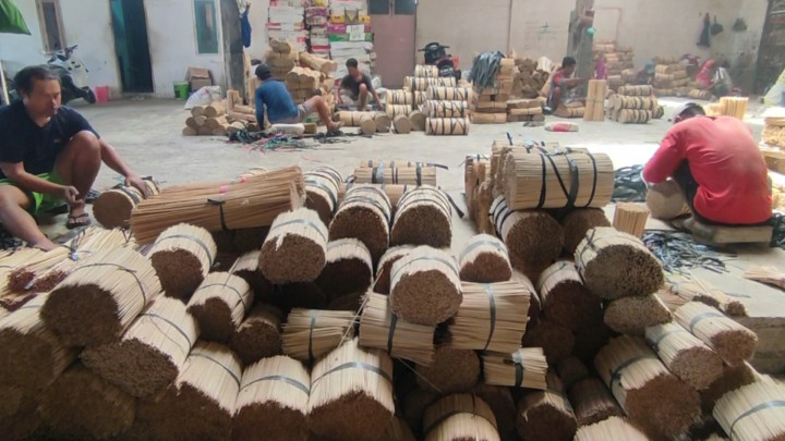 Jelang Idul Adha, Perajin Tusuk Satai di Malang Kebanjiran Pesanan