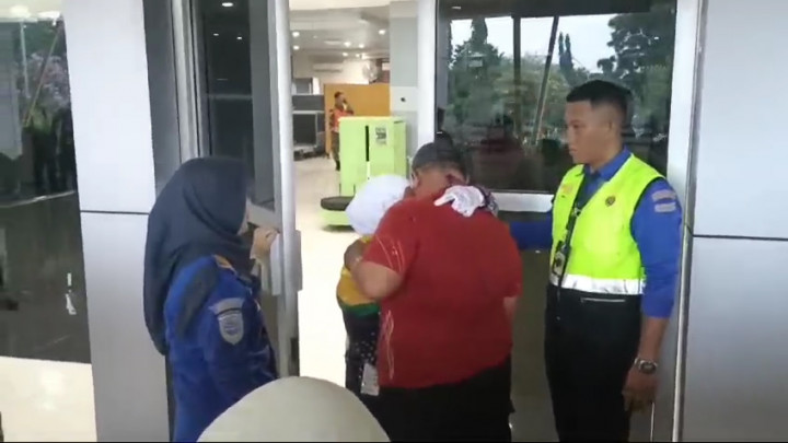 Isak Tangis Warnai Keberangkatan Jemaah Haji Asal Sikka di Bandara Frans Seda Maumere