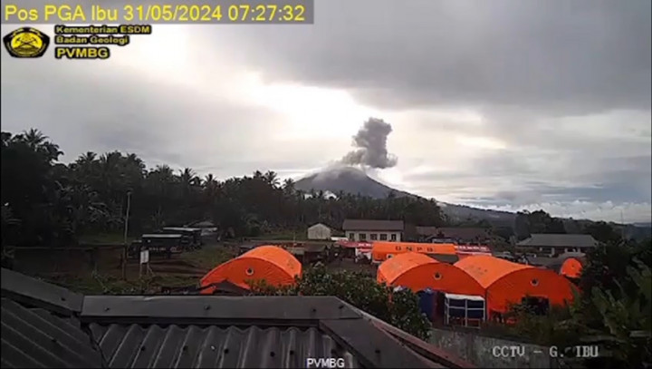 Terjadi Dua Kali Erupsi, Warga Khawatir Gunung Ibu Terus Meletus
