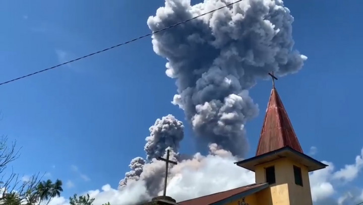 Aktivitas Kegempaan Vulkanik Meningkat, Gunung Ibu Kembali Erupsi 2 Kali
