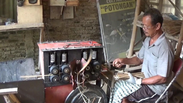 Jelang Iduladha, Perajin Tusuk Sate di Kebumen Banjir Pesanan