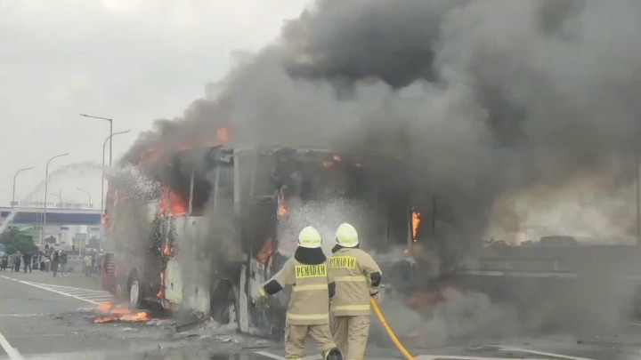 Bus Pariwisata Angkut 54 Orang Terbakar di Tol Dalam Kota