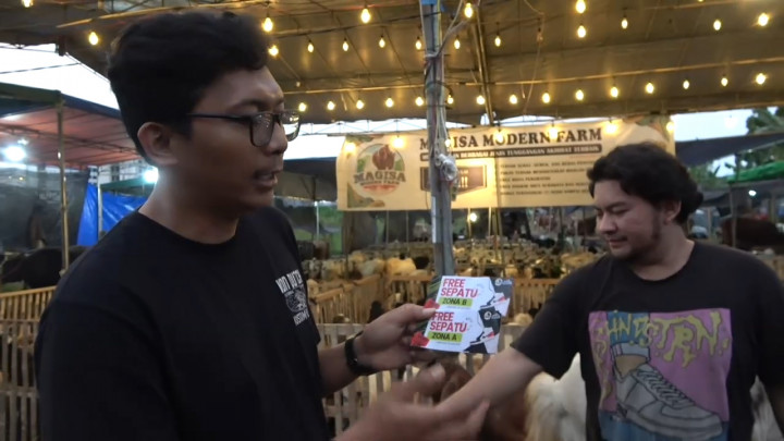 Pedagang Hewan Kurban Tebar Bonus Sepatu Gratis untuk Menarik Pembeli