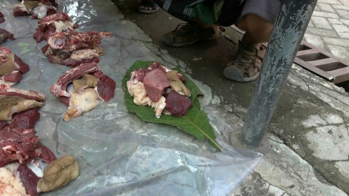 Kurangi Sampah Plastik, Daging Kurban di Brebes Gunakan Daun Jati