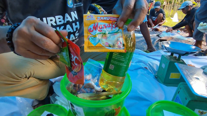 Unik! Pembagian Daging Kurban di Bulukumba Disertai Bumbu Dapur