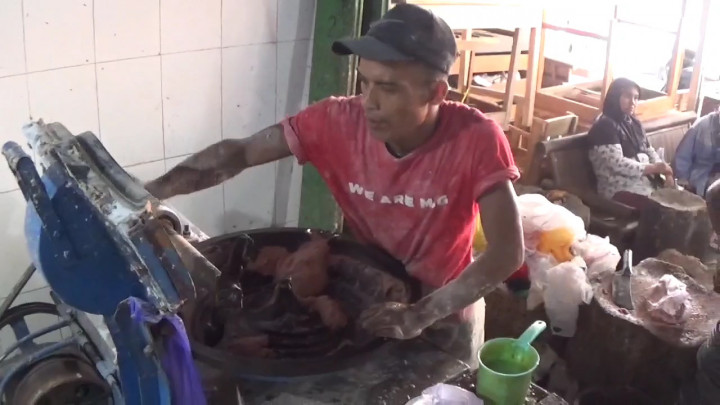 Pasca Iduladha, Antrean Masyarakat di Penggilingan Daging Membludak