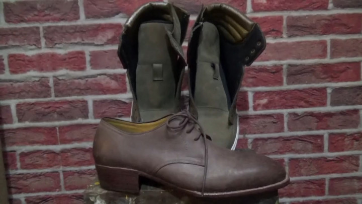 Kulit Sapi Diolah Menjadi Sepatu Bernilai Jutaan