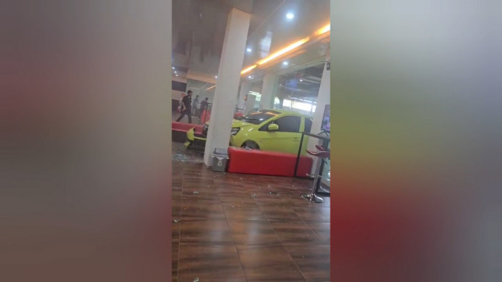 OB Tak Sengaja Injak Gas, Sebuah Mobil Tabrak Kaca Showroom hingga Pecah