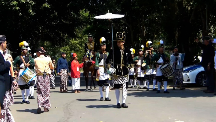 Bak Royal Wedding, Pengantik Diarak dengan Kereta Kencana Berlatar Candi Borobudur