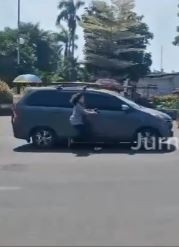 Histeris! Wanita Terseret saat Kejar Taksi Online di Ancol