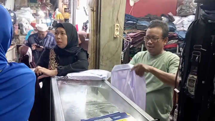 Tergerus Penjualan Online, Pedagang Seragam Sekolah di Pasar Induk Rau Serang Sepi