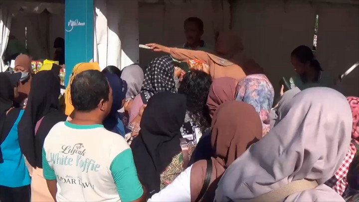 Ratusan Warga Ngawi Berdesakan Demi Membeli Sembako Murah