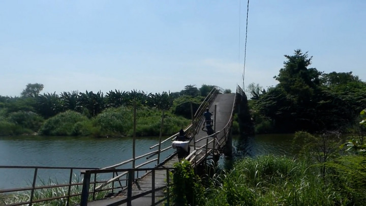 Tak Kunjung Diperbaiki, Warga Nekat Melintasi Jembatan Rusak