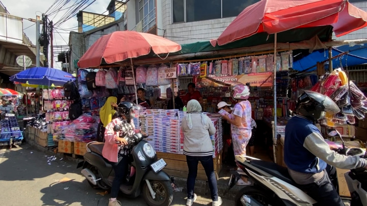 Jelang Tahun Ajaran Baru, Perlengkapan Sekolah di Pasar Asemka Mulai Diburu