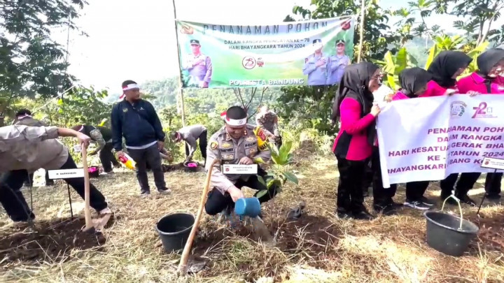 Cegah Longsor dan Banjir, Polresta Bandung Tanam Ribuan Pohon