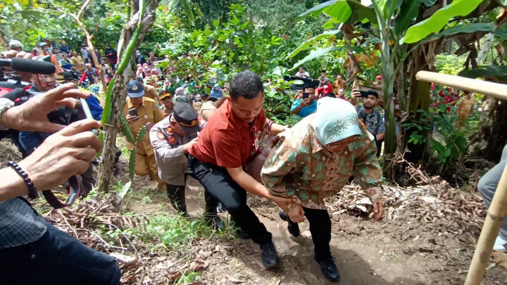 Mensos Risma Kunjungi Warga Polman yang Hidup di Tengah Hutan