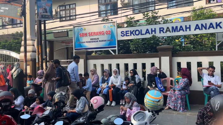 Hari Pertama PPDB Jenjang SD, Orang Tua Siswa Antre dari Subuh