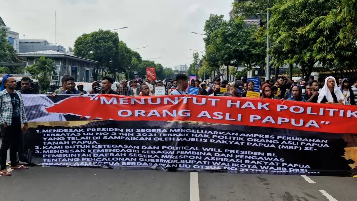 Demo Mahasiswa Papua di Kemendagri Ricuh usai Paksa Blokade Jalan