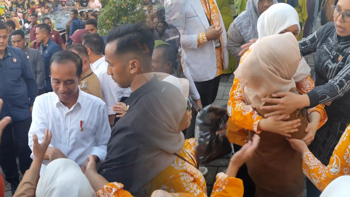 Seorang Ibu di Sinjai Ngamuk Saat Jokowi Bagi-bagi Baju