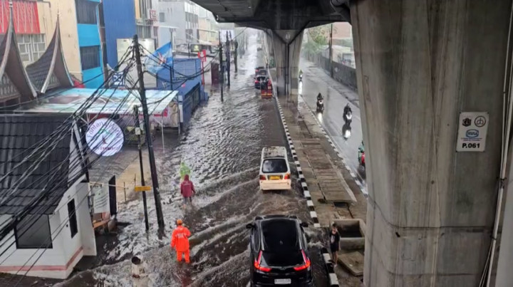 Diguyur Hujan Deras, Ruas Jalan Ciledug Raya Terendam Banjir