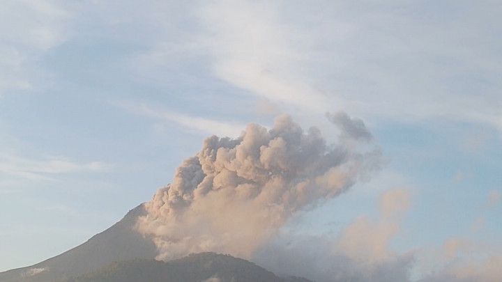 Abu Vulkanik Erupsi Lewotobi Masih Berdampak di Bandara Frans Seda