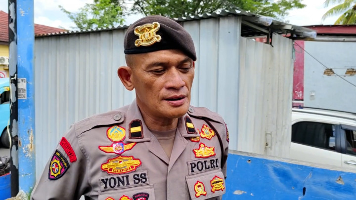 Viral Roda Truk Terlepas di Jalan Menabrak Gerobak Jualan Warga