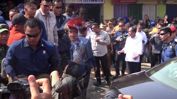 Duh! Seorang Warga di Lampung Berebut Baju dari Jokowi hingga Pingsan
