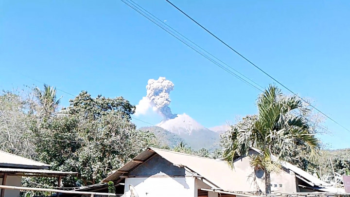Gunung Lewotobi Meletus 3 Kali, 2 Bandara Terdampak Abu Vulkanik