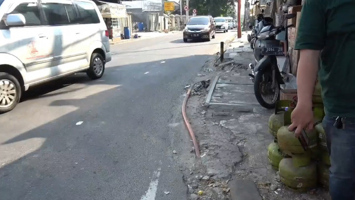 Semrawut Tak Dibereskan, Kabel Fiber Optik Kembali Memakan Korban