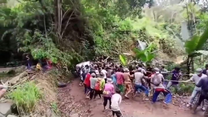 Heboh! Warga Enrekang Gotong Royong Tarik Mobil Jatuh di Jurang Pakai Tali