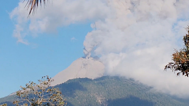 Gunung Lewotobi Laki-laki Meletus 5 Kali, Penerbangan Dibatalkan