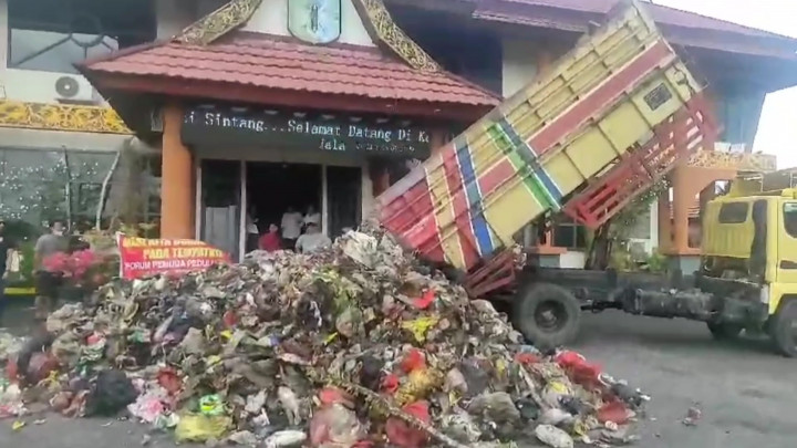 Warga Buang Belasan Truk Sampah ke Kantor Bupati dan DPRD Sintang