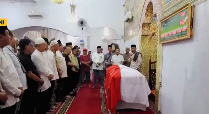 Suasana Salat Jenazah Hamzah Haz di Masjid Jami Darussalam