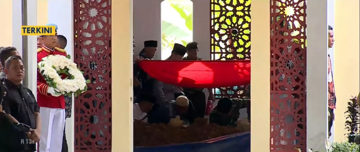 Proses Upacara Pemakaman Wapres Ke-9 RI Hamzah Haz