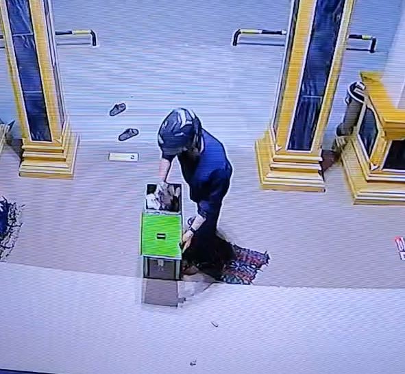 Terekam Kamera CCTV, Maling Santai Curi Uang Kotak Amal  Masjid