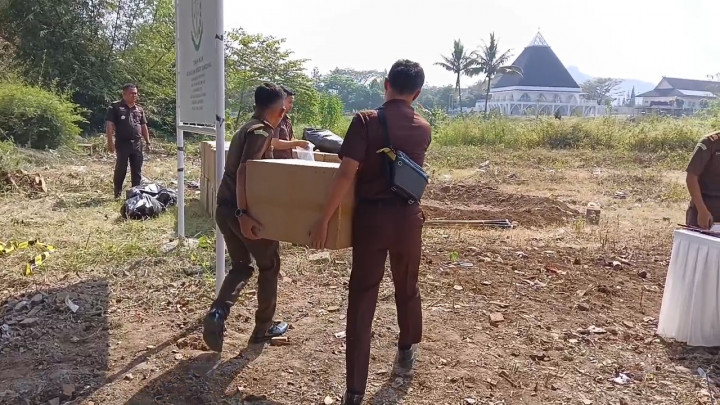 Kejaksaan Negeri Musnahkan Puluhan Ribu Rokok Ilegal