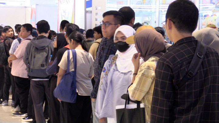 Membludak! Ratusan Orang Antre Pekerjaan di Job Fair Pemprov DKI
