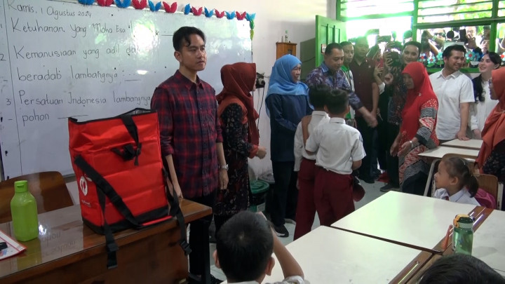 Gibran Tinjau Simulasi Makan Siang Gratis di Surabaya