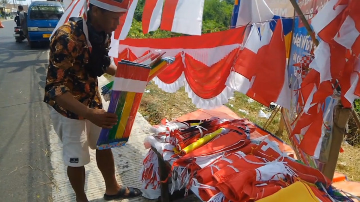 Jelang Hari Kemerdekaan Ke-79, Penjual Pernak-pernik Merah Putih Mulai Menjamur