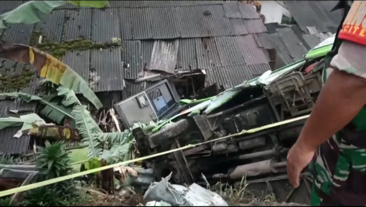 Diduga Rem Blong, Bus Tabrak Rumah di Citeko Cisarua