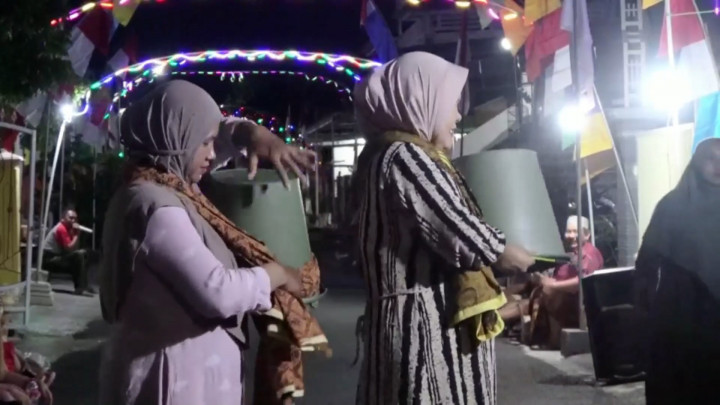 Seru Abis! Ibu-ibu di Lamongan Gelar Lomba Agustusan Gendong Ember