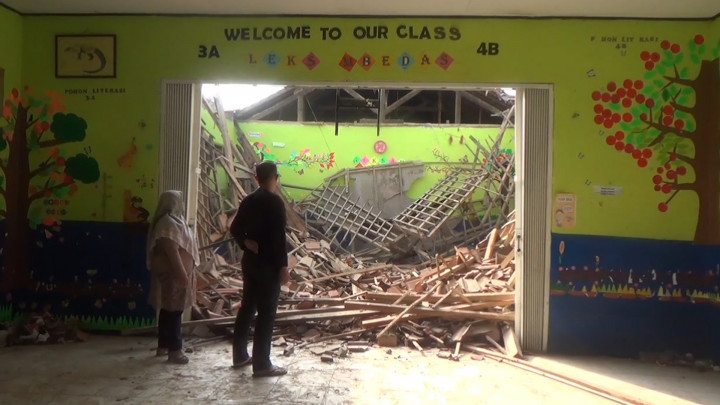 Miris, Atap Satu Kelas SDN Dahniar di Bandung Ambruk, Ruangan Terpaksa Dikosongkan