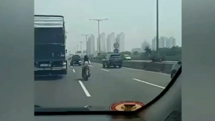 Diduga Depresi, Pengendara Motor Wanita Melintas di Jalan Tol Wiyoto Wiyono