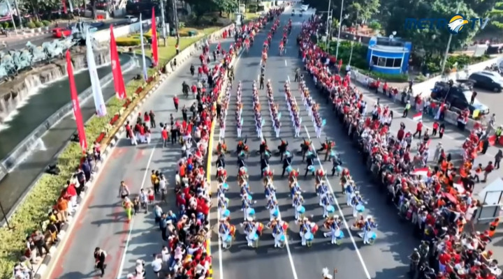 Momen Pecah Formasi Iring-iringan Kirab Bendera Pusaka
