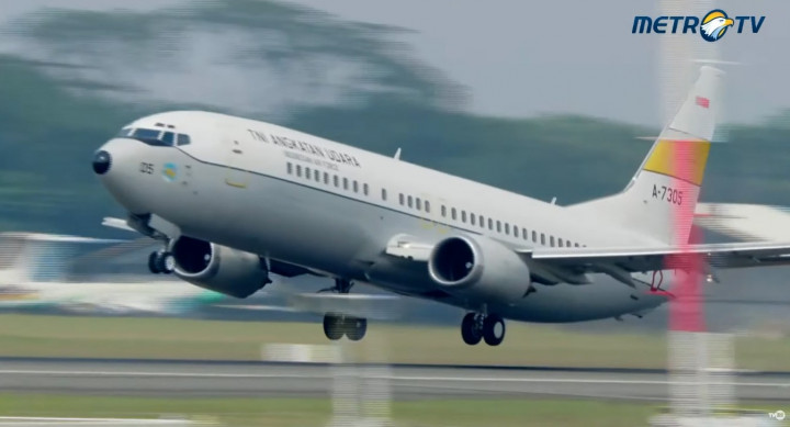 Detik-detik Pesawat TNI AU Terbangkan Bendera Pusaka dan Teks Proklamasi ke IKN